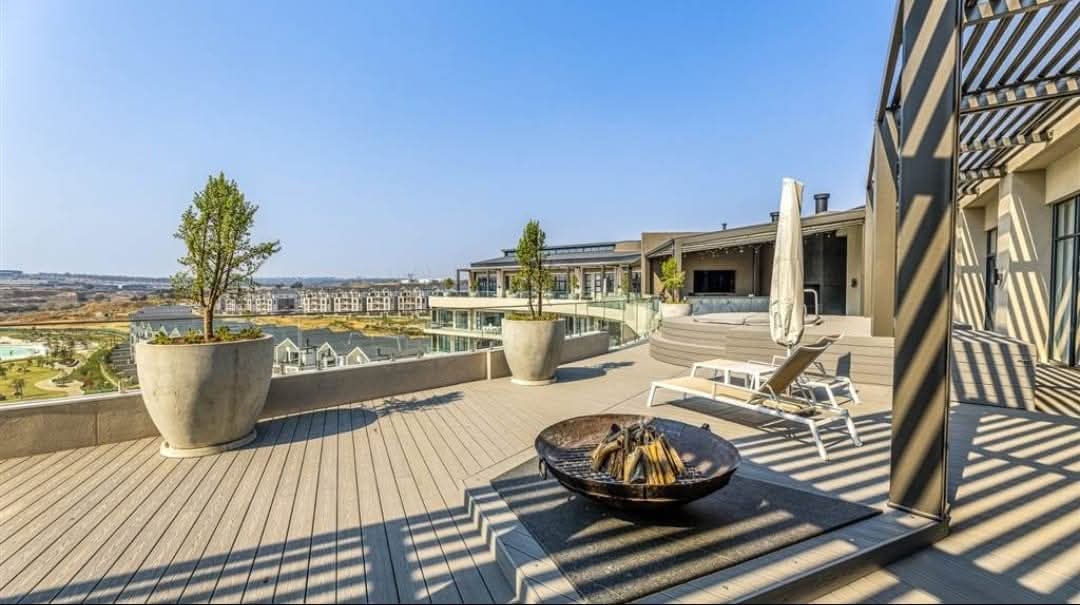 BoitumeloCaleb's tweet photo. R52 299 900
Apartment in 📍Munyaka, Waterfall  it features
6 🛏️
6 🛁 🚽
Floor Size 1230m2
Levy R28 000 p/m 
Rates and Taxes R62 000 p/m https://t.co/2S71Iekn0W