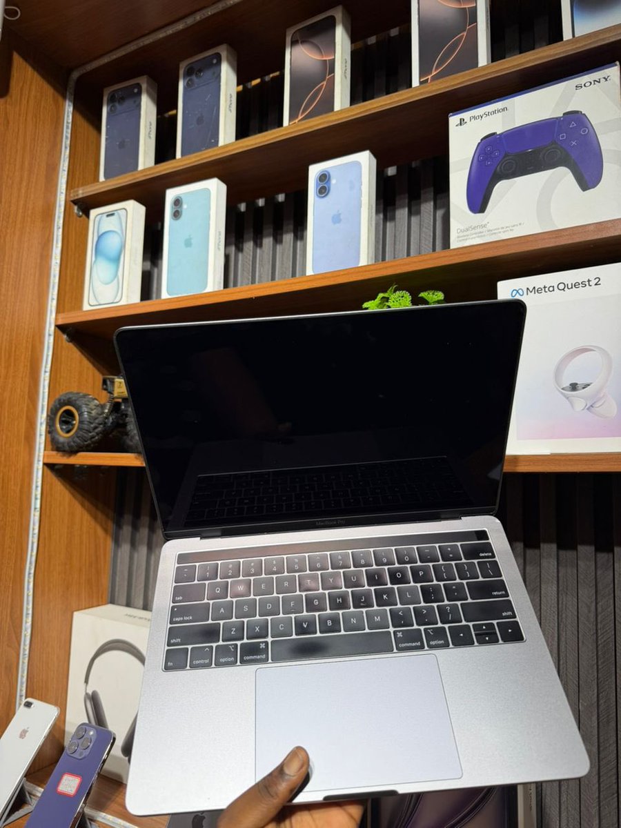 e_everything00's tweet photo. 2019 MacBook Pro 
Intel core i5 
16gb/ 1tb
5,300gh
☎️0202945062 https://t.co/2BXeBjZBQc