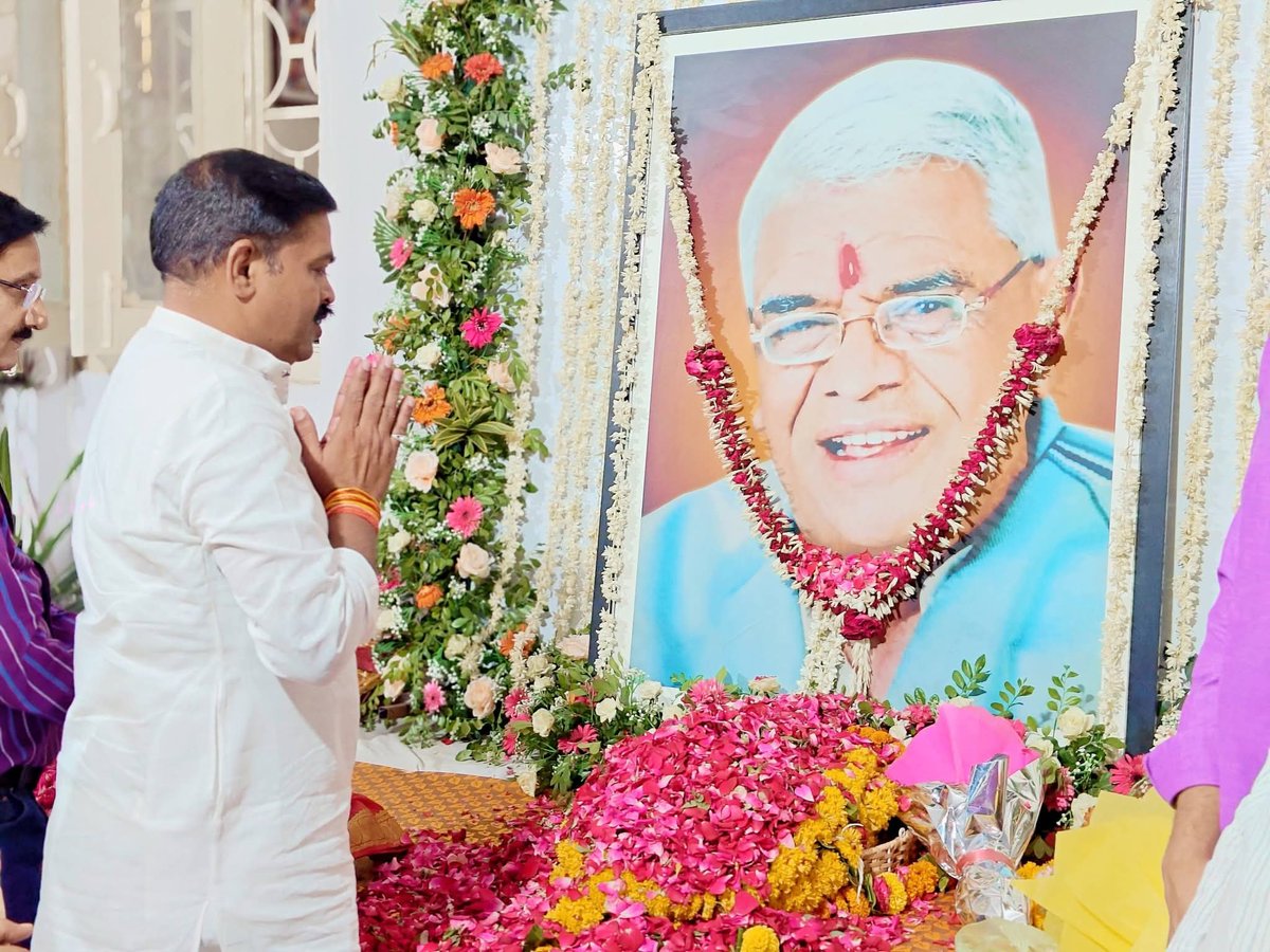 ChetanBhargava6's tweet photo. आज भोपाल में पूर्व मुख्यमंत्री स्वर्गीय श्री बाबूलाल गौर जी की जयंती के अवसर पर आज मध्य प्रदेश शासन की राज्य मंत्री श्री @KrishnaGaurBJP जी के निवास पहुँचकर स्वर्गीय श्री बाबूलाल गौर जी के चित्र पर पुष्पांजलि अर्पित कर श्रद्धासुमन अर्पित किए। https://t.co/Z7UokOHuXv
