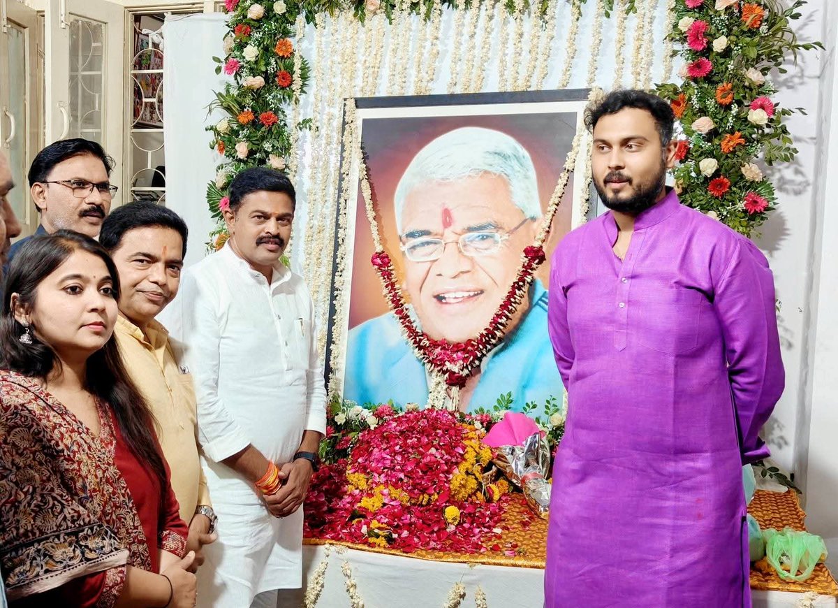 ChetanBhargava6's tweet photo. आज भोपाल में पूर्व मुख्यमंत्री स्वर्गीय श्री बाबूलाल गौर जी की जयंती के अवसर पर आज मध्य प्रदेश शासन की राज्य मंत्री श्री @KrishnaGaurBJP जी के निवास पहुँचकर स्वर्गीय श्री बाबूलाल गौर जी के चित्र पर पुष्पांजलि अर्पित कर श्रद्धासुमन अर्पित किए। https://t.co/Z7UokOHuXv