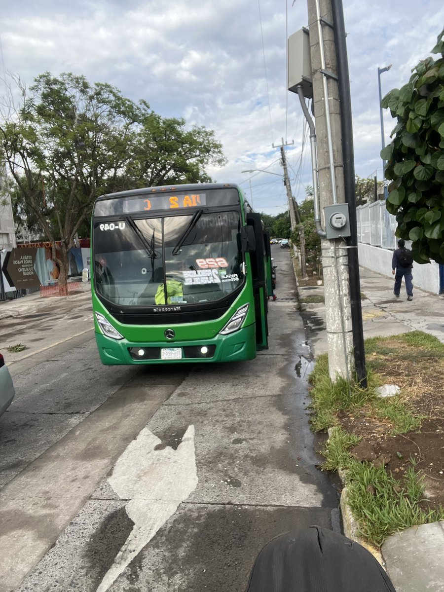 ZZZGAS's tweet photo. @GGzpnk @TransporteJal @GdlMovilidad @SecDiegoMonraz @vallartanortesl Este incluso me aventó el camión a las 8 am en Hidalgo y López Mateos. https://t.co/DeopIMyjhX