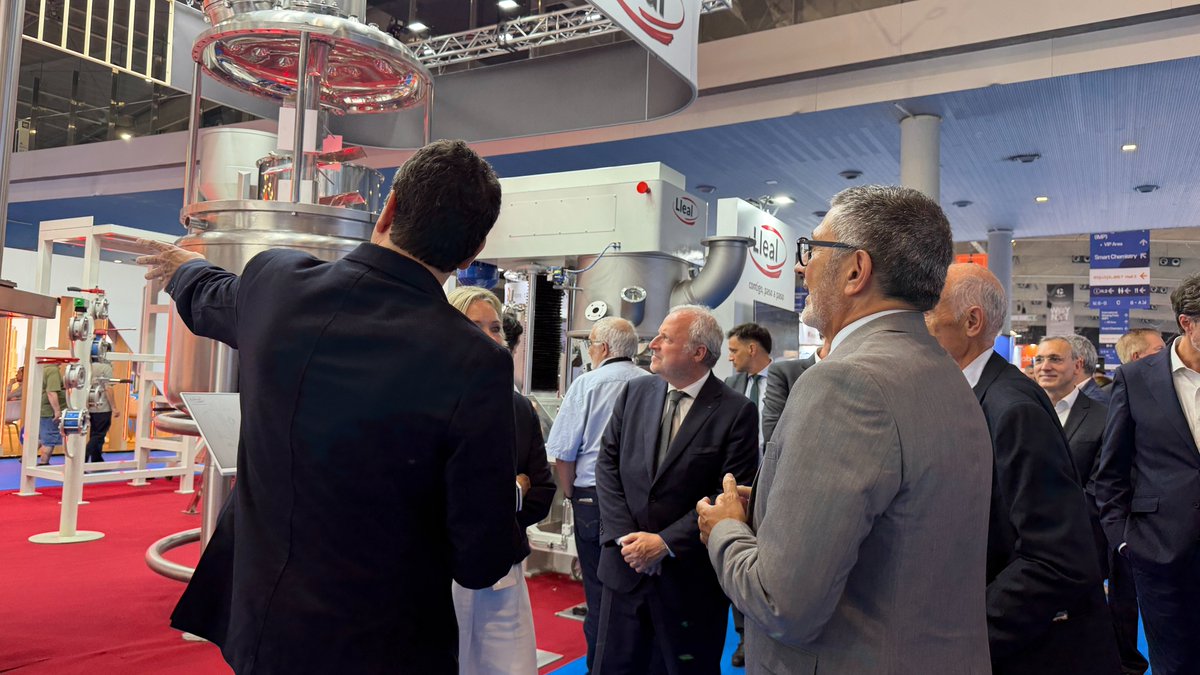 expoquimia's tweet photo. 🔵 Expoquimia 2026 abre sus puertas.

Hoy hemos dado el pistoletazo de salida a una nueva edición de @expoquimia  y @Equiplast con un acto inaugural que ha reunido a las principales voces del sector químico y las industrias de proceso.

Hemos tenido el honor de contar con la presencia de @ConsellerSamper, Conseller @empresacat y @treballcat de @gencat; acompañados por @carles64 y #Bernd Roegele, presidentes de @Expoquimia y @Equiplast; #Xavier Pascual Batalla, director de ambos salones, y #Constanti Serrallonga, director general de @Fira_Barcelona.

Un acto que pone en valor el papel estratégico de la industria química como motor de innovación, sostenibilidad y competitividad para nuestro país.

Bienvenidos a Expoquimia.

#Expoquimia26 #IndustriaQuimica #IndustriasDeProceso