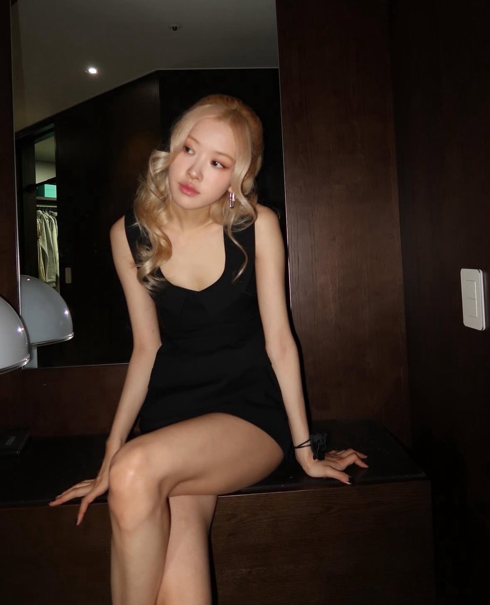 no1_chaeng's tweet photo. 다들 블랙 좀 그만 입히라 하는데 ㅅㅈㅎ 나는 너무 조음.. 이 사진들 보면 왜 로제한테 블랙 입히는 지 납득 가능 https://t.co/vP4CCFieWK