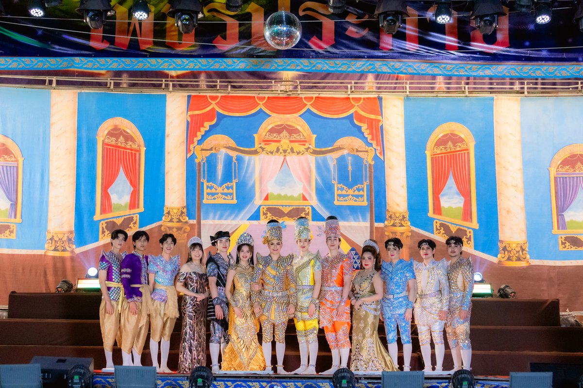 Entup2date's tweet photo. “เพชรประกายซีรีส์” ส่งท้ายสุดประทับใจ
แบงค์ -โมบาย เสิร์ฟเซอร์ไพรส์สุดพิเศษ
ชวนลิเกตัวจริงร่วมสร้างสีสัน พาผู้ชมกลับสู่มนตร์ลิเกอย่างแท้จริง

https://t.co/VYblxVyXEY

#เพชรประกายซีรีส์
#BLINGBLINGTHESERIES
#COPYABANGKOK https://t.co/AS9F4qqr7y