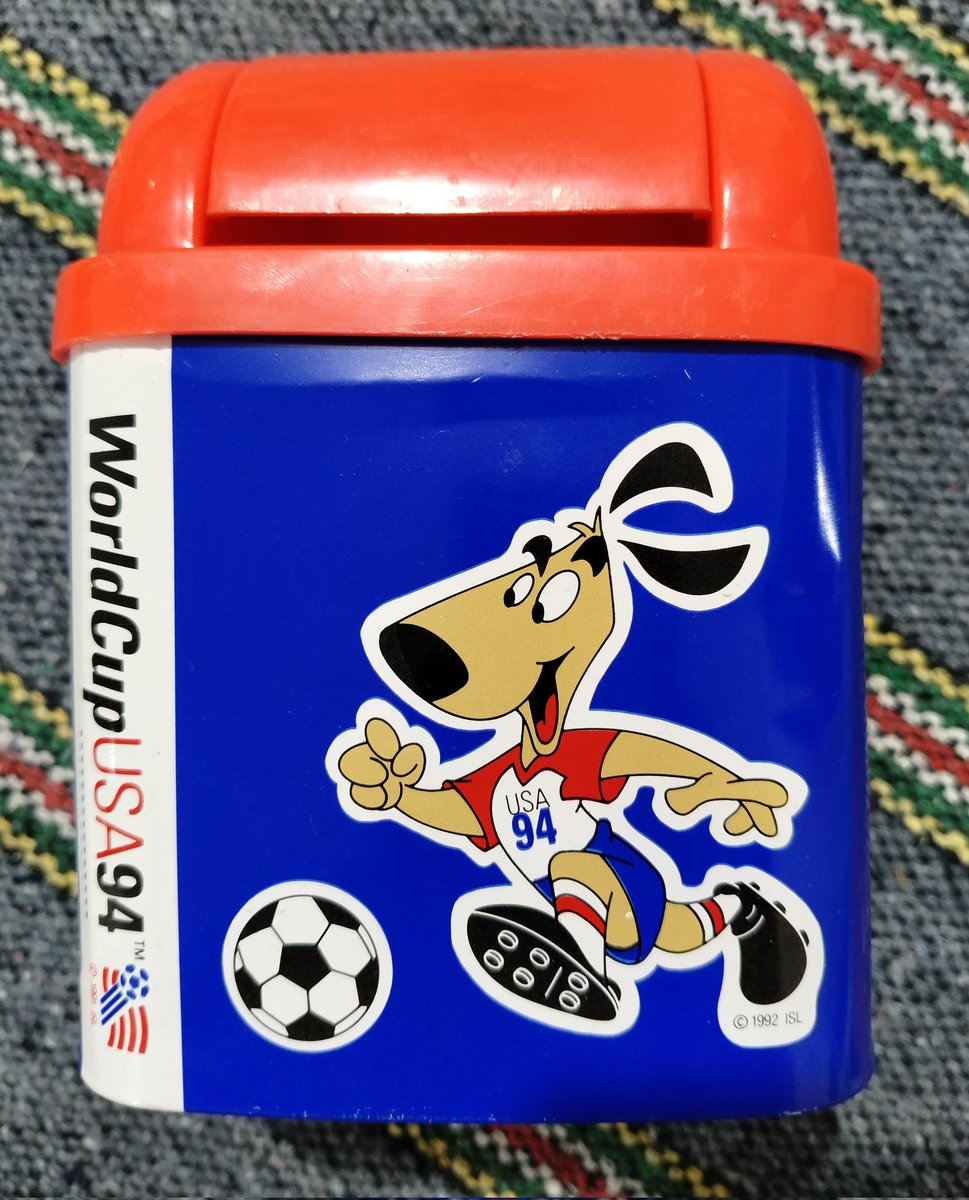 M_RetroBot's tweet photo. #RetroBot 🤖⚽ 
Recuerdos Rumbo al #Mundial2026 

La papelera o botecito de basura 🗑️ de #WorldCup 1994 con el Perrito Striker 🐶 
Venía con un lápiz, goma y sacapuntas, pero sepa la bola dónde se quedaron 😅 https://t.co/CR8RGLNVcN