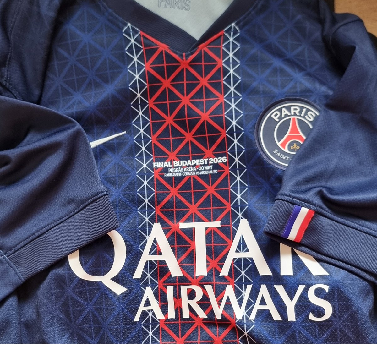 Liryc_c19's tweet photo. Maillot commandé vs maillot reçu.
Sans patch sans étoile et le patch du match même pas centré, quelle honte

tranquille j'ai 2 codes promos que je pourrais même pas cumuler @PSG_inside @PSGFanServices 

@_fkch @ImmigreParisien @Julien_27LS https://t.co/PNkwCxq3LY