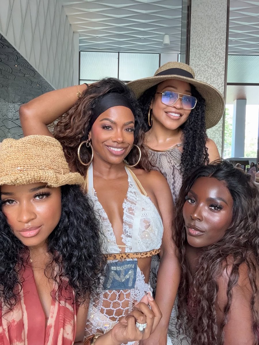 wavecheckers's tweet photo. Toya on vacation with the girls 🇹🇭 https://t.co/0YfEqD9lGA