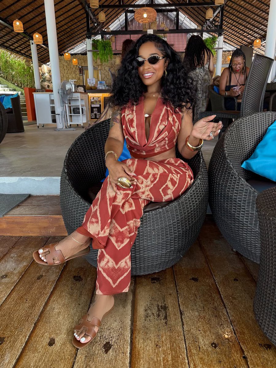 wavecheckers's tweet photo. Toya on vacation with the girls 🇹🇭 https://t.co/0YfEqD9lGA