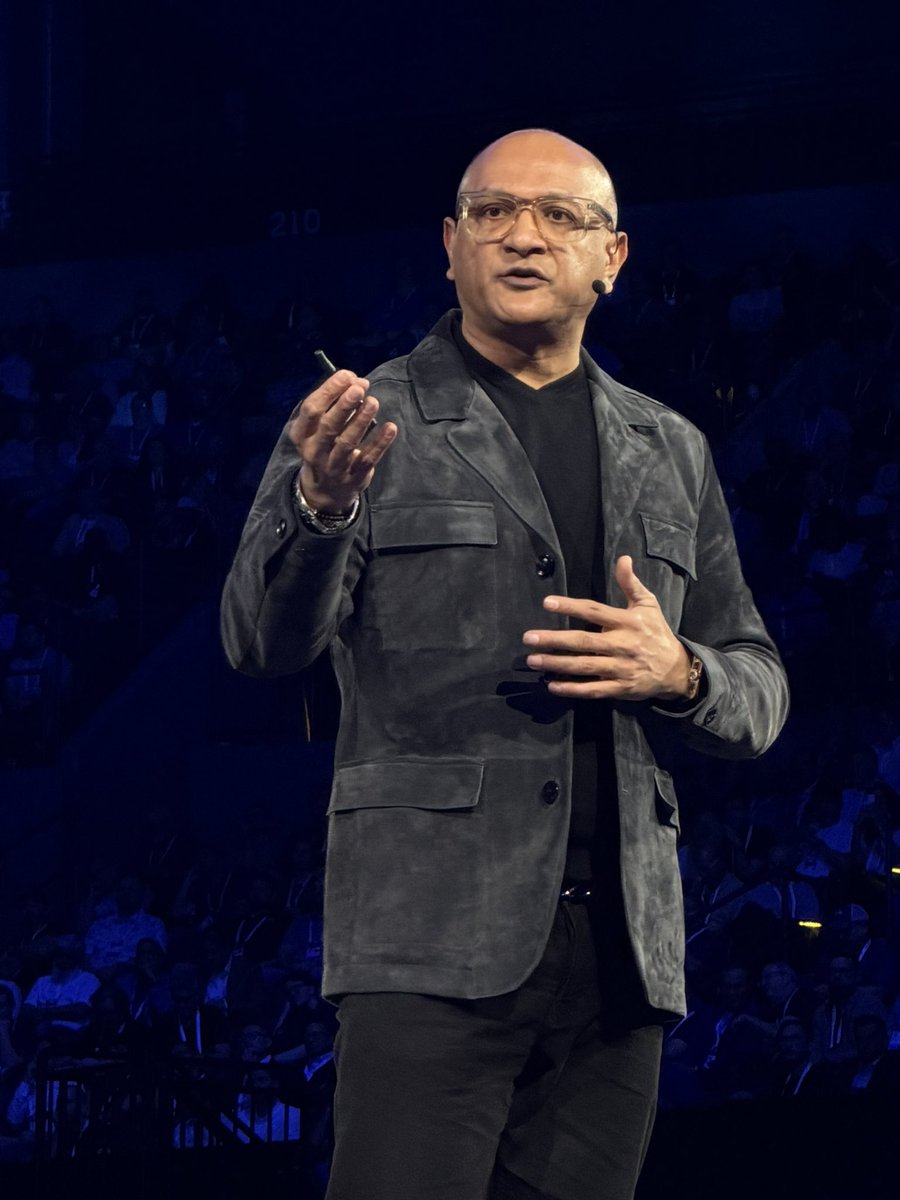 EvanMintzer's tweet photo. Time for a technical conversation with @jpatel41 #CiscoLive #CiscoChampions https://t.co/1S65odtRyf