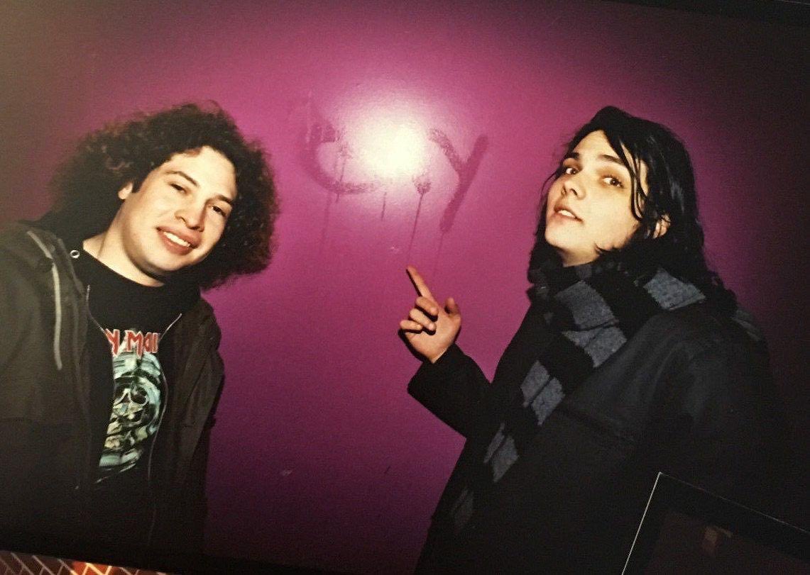 _androgynouscat's tweet photo. Mcrtwt Chile. En junio abriré dos cupos para pedidos de la bufanda mítica de Gerard. 

Pronto compartiré precios y detalles! https://t.co/r0ltNYCCLt