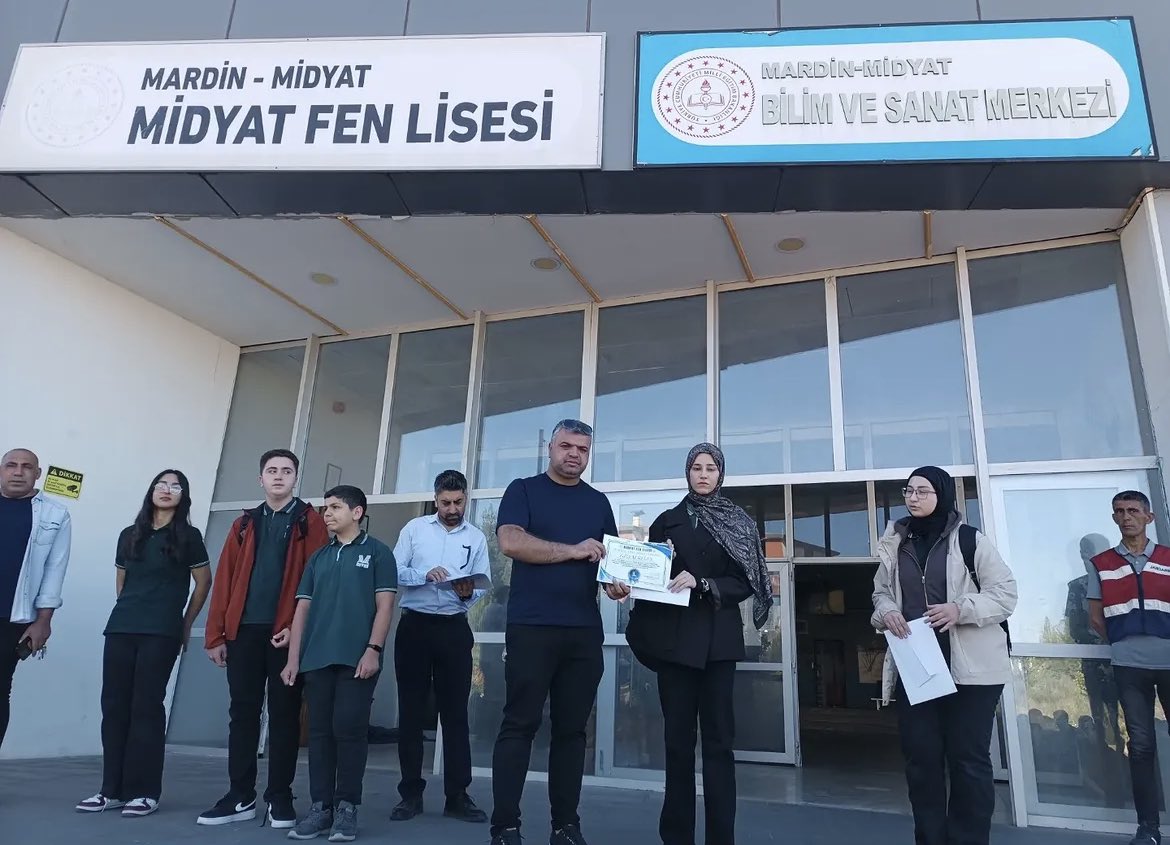 MidyatFen's tweet photo. İngilizce Kitap Okuma Yarışması’nda derece elde eden öğrencilerimiz ödüllendirildi. Tebrikler gençler. @mardinilmem @ali_eyyupkoca @midyatkaymakam @midyatilcemem @abdurrahimdmr47 @abdubakitek @MidyatFen https://t.co/OcOvXe4DOT