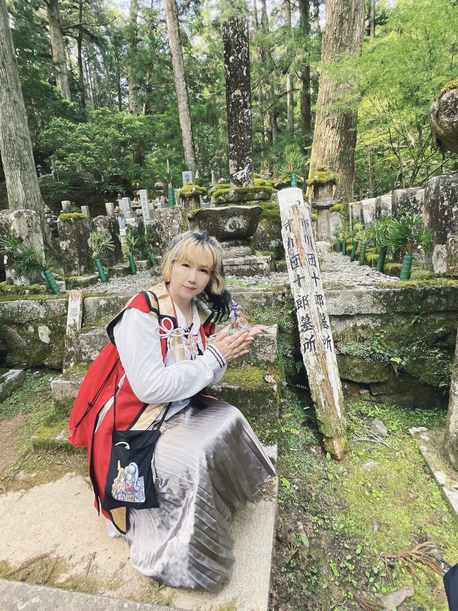 Shinjuko's tweet photo. ブログ書きました。

その発想はなかった💫
🪦お墓ってなんだろうって考えさせられた魅惑の奥の院でした、、、‼️

旅の頼もしいお供の皆様と💖

撮影:フィギュア以外全て、夫・増田賢一　@MAKKEN888 https://t.co/HafNuSbtqu