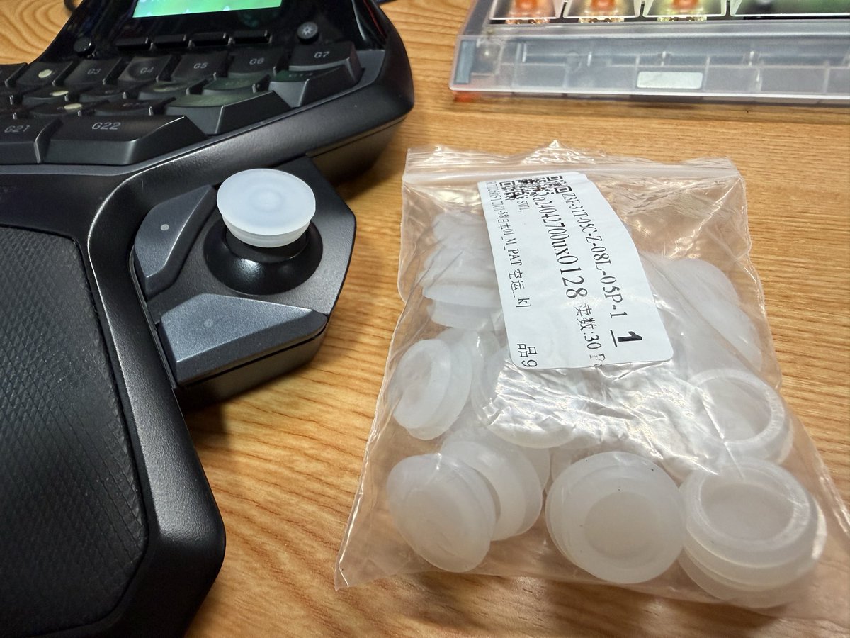 _NEK_'s tweet photo. Amazonで買ったシリコン製の謎の蓋
G13のスティックにぴったりハマってめっちゃ操作しやすい！
30個もいらんけど https://t.co/EZiyUh1gXE