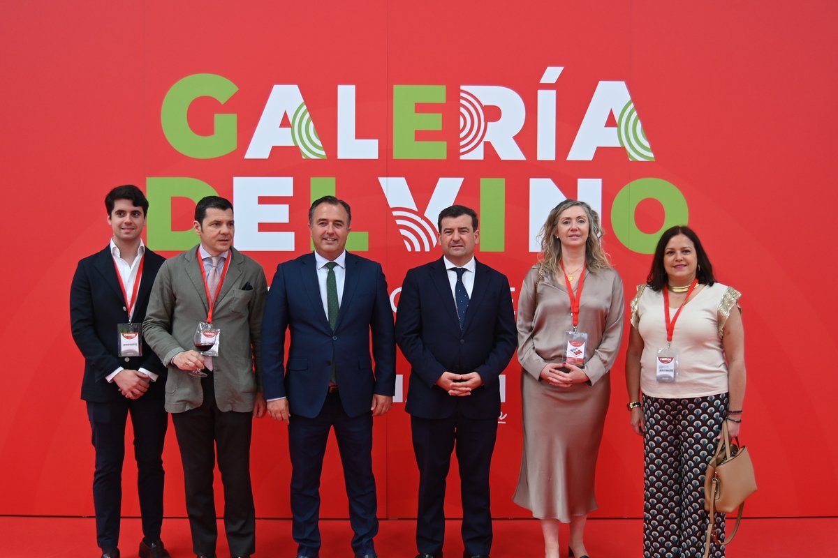 VOXDipuCR's tweet photo. 🍷 Ciudad Real vuelve a mirar al mundo a través del vino
Nuestras vicepresidentes @MJPelayoGarcia  y @pa_saldanha han asistido hoy a la primera edición de FENAVIN Match, junto a numerosos compañeros en diferentes administraciones
El vino es economía, empleo, cultura, turismo... https://t.co/PbefcAJY5V