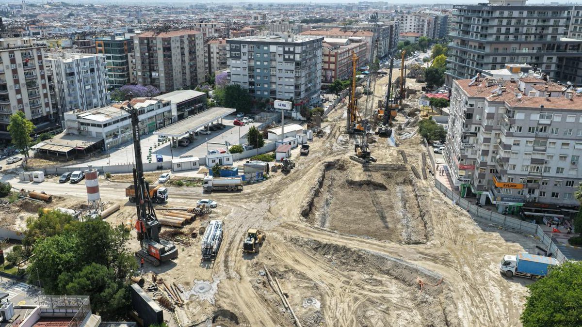 OZLEM_CERCIOGLU's tweet photo. Yeni Dörtyol Köprülü Kavşağı projemizde imalat %45 oranında tamamlandı!

İnşa etmekte olduğumuz Yeni Dörtyol Köprülü Kavşağı Projemizde iş programımızda öngörüldüğü üzere 552 forekazıktan 477 tanesinin imalatını tamamladık.

Kanalizasyon hattı deplase çalışmalarımızı iki gün içerisinde tamamlayacağız.

Köprülü kavşak kazı çalışmalarımıza başladık; başlık kirişi ve betonarme perde duvar imalatlarımıza devam ediyoruz.

Aydınımıza hizmet etmeye ve vatandaşlarımızı yatırımlarımızla buluşturmaya devam edeceğiz.