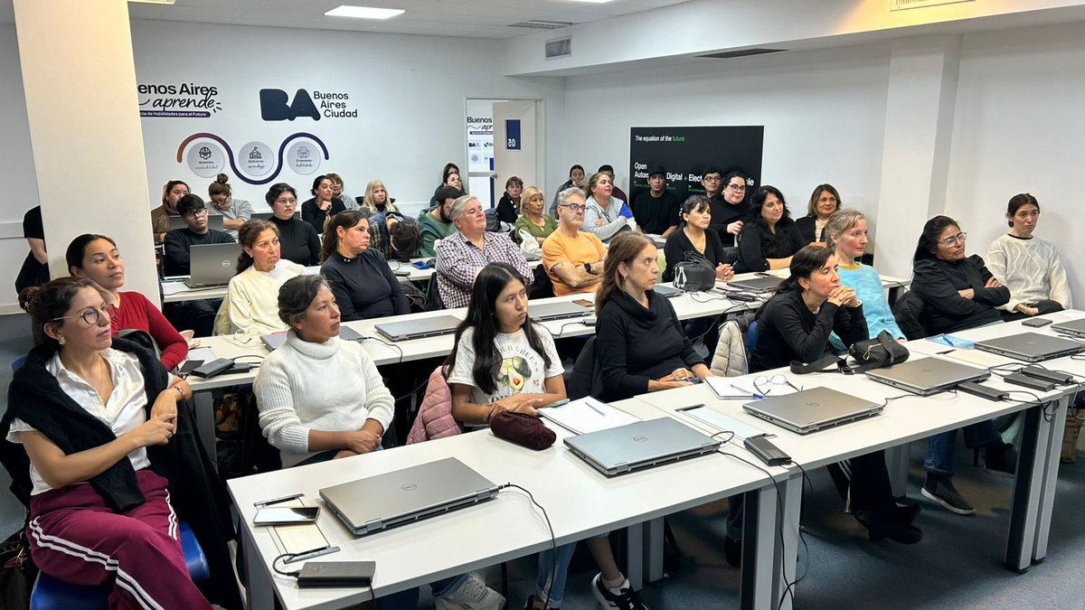gfalvarez's tweet photo. Compartí una jornada especial en el Centro de Simulación: acompañé a una comisión de emprendedores que finalizó su formación y le di la bienvenida a quienes comienzan este camino. 

Más capacitación, más herramientas y más #oportunidades para crecer.

#Educación #trabajo https://t.co/cOpgwxJQn3