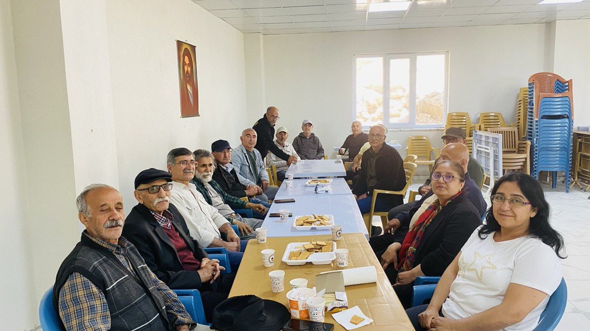 _AytenKordu's tweet photo. Mazgirt ilçemizin, Kopik (Gelincik) ve Sörek (Karabulut) köylerinde yaptığımız ziyaretlede yurttaşlar ile muhabbet ederek fikir paylaşımında bulunduk. 

Kopik (Gelincik) Köyümüzde tamamen dayanışma ve emek dolu bir çalışma ile Cemevi, Konukevi (Misafirhane) ve Kültürevi’ni kurmaya çalıştıkları yeri ziyaret ederek dayanışma duygularımızı ilettik.

Rea haq  inancımızın, eşitlik, rızalık dayanışma, birlik ve emekle örülü bu çaba tamda hakikatin birliği ile örülüdür. Emek veren herkesin yüreğine sağlık.