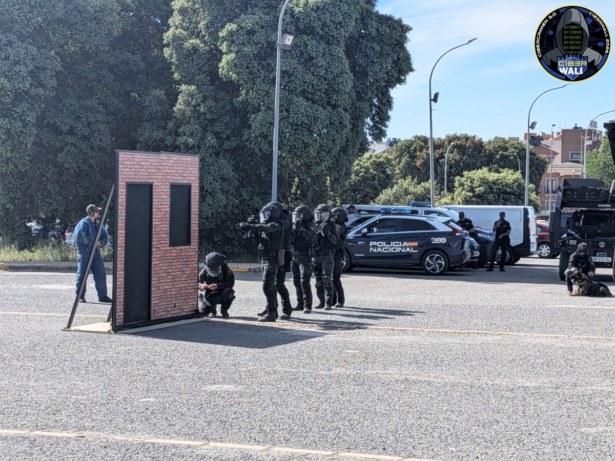 C1b3rWall's tweet photo. 👮Las exhibiciones del GEO y Guías Caninos marcan la sesión de tarde de la primera jornada de C1b3rwall 2026 en la @PoliciaEscuela

📲Descarga la app oficial para conocer la programación:
iOS: https://t.co/p2ko69oObd
Android: https://t.co/O7pAjb41Hc https://t.co/LIw9afp4q3