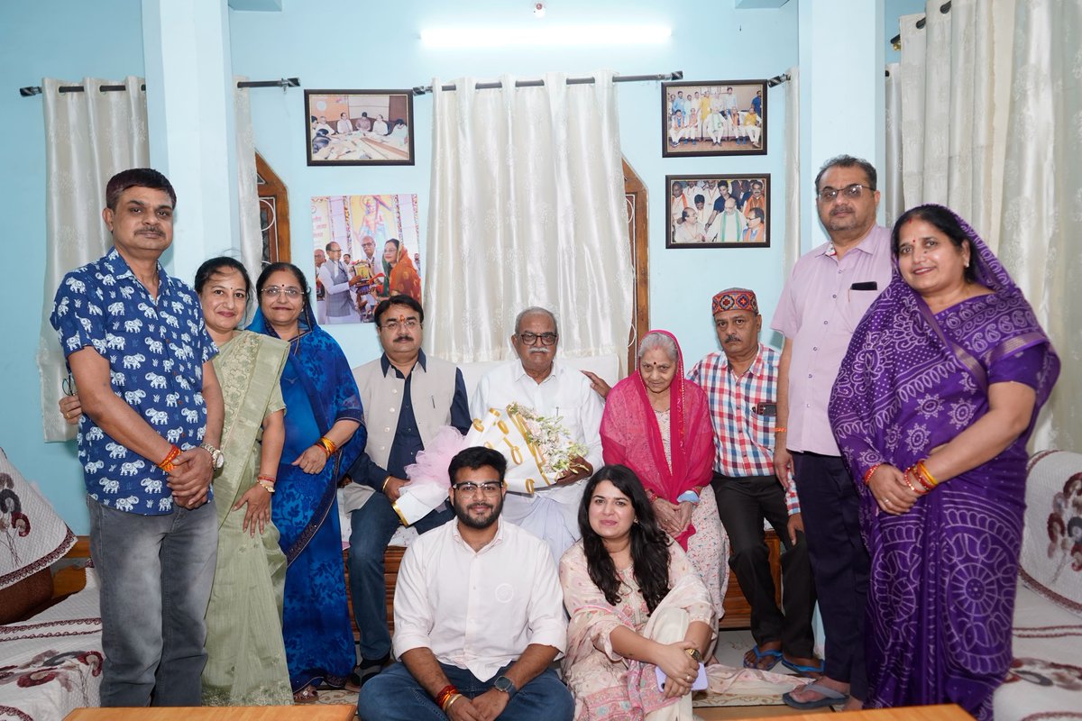 nsp2106's tweet photo. शुभ जन्मदिन पूज्य पिताजी💐

आज बरेली स्थित निवास पर पूज्य पिताजी को जन्मदिन की शुभकामनाएँ दीं एवं आशीर्वाद प्राप्त किया। https://t.co/0BdTOoFEWL