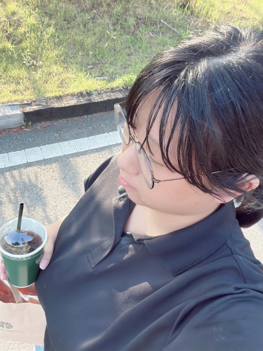 dnjs__guf's tweet photo. 시골 산골짜기 카페에서 일하는 여성.. https://t.co/VvXCfzLCuE