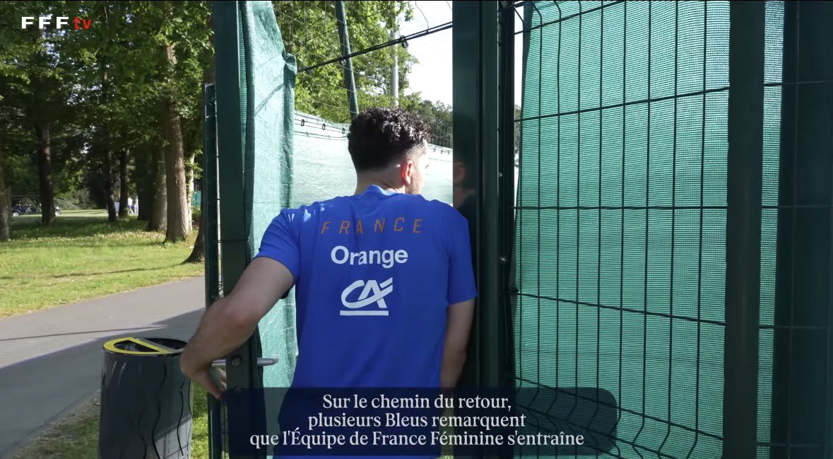 7Kyks93's tweet photo. Cherki il était dans celle là devant l’entraînement des Bleus féminine mdrrr https://t.co/hhhrTHHotW