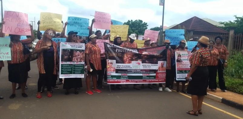 MobilePunch's tweet photo. 𝗔𝗻𝗮𝗺𝗯𝗿𝗮 𝗡𝗨𝗧 𝗰𝗿𝗶𝗲𝘀 𝗼𝘂𝘁 𝗼𝘃𝗲𝗿 𝘀𝘁𝗮𝗹𝗹𝗲𝗱 𝗿𝗲𝘀𝗰𝘂𝗲 𝗼𝗳 𝗢𝘆𝗼, 𝗕𝗼𝗿𝗻𝗼 𝗮𝗯𝗱𝘂𝗰𝘁𝗲𝗲𝘀

𝗥𝗲𝗮𝗱 𝗠𝗼𝗿𝗲: https://t.co/a2UzZcCu84 https://t.co/1ehcuOCh6W