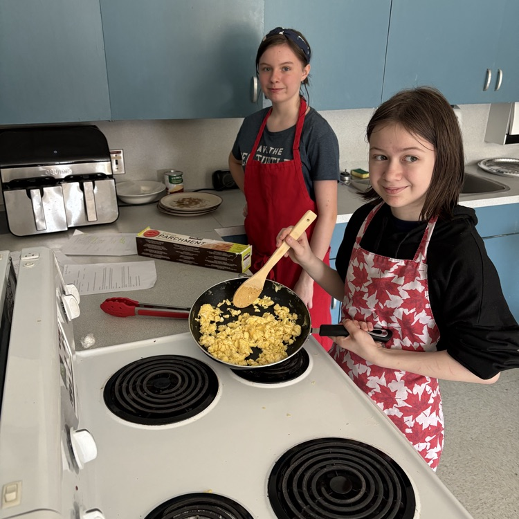 WhiteshellSD's tweet photo. Brunch with the Grade 8 Foods class this morning. 
Scrambled eggs topped with green onions, hashbrowns, bacon, strawberry banana pancakes and a slice of tomato 👩‍🍳 https://t.co/7ZBbKTHu27