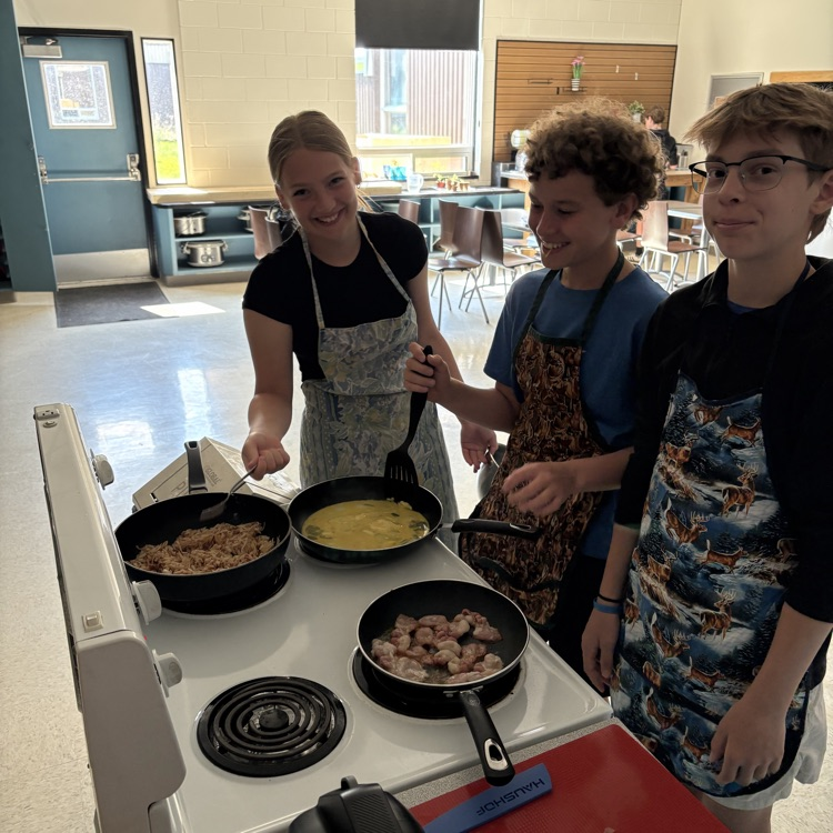 WhiteshellSD's tweet photo. Brunch with the Grade 8 Foods class this morning. 
Scrambled eggs topped with green onions, hashbrowns, bacon, strawberry banana pancakes and a slice of tomato 👩‍🍳 https://t.co/7ZBbKTHu27