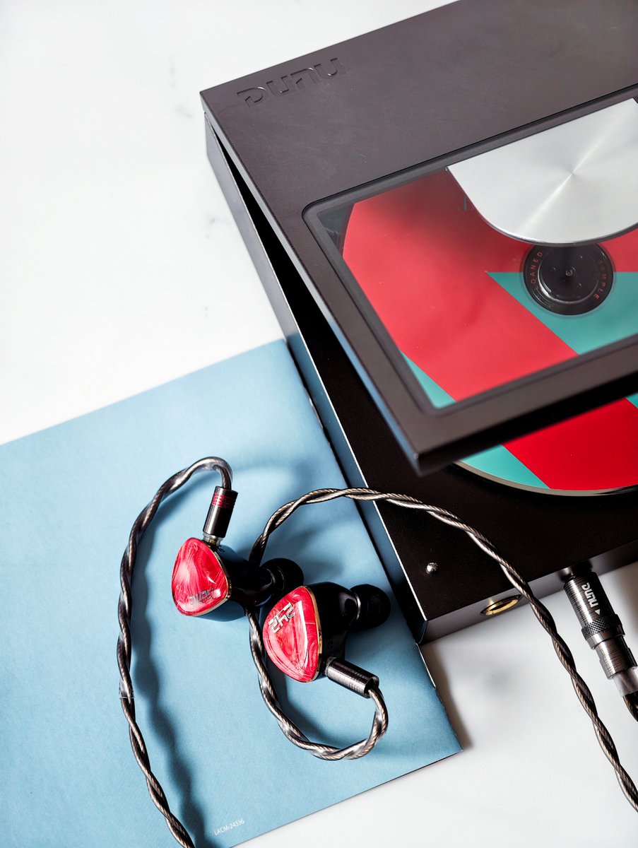 DUNU_Headphone's tweet photo. Slow living, CD life. Let the disc spin and the day soften. 💿🌙
#DN242 #ConceptR https://t.co/TG8qjZcMhu