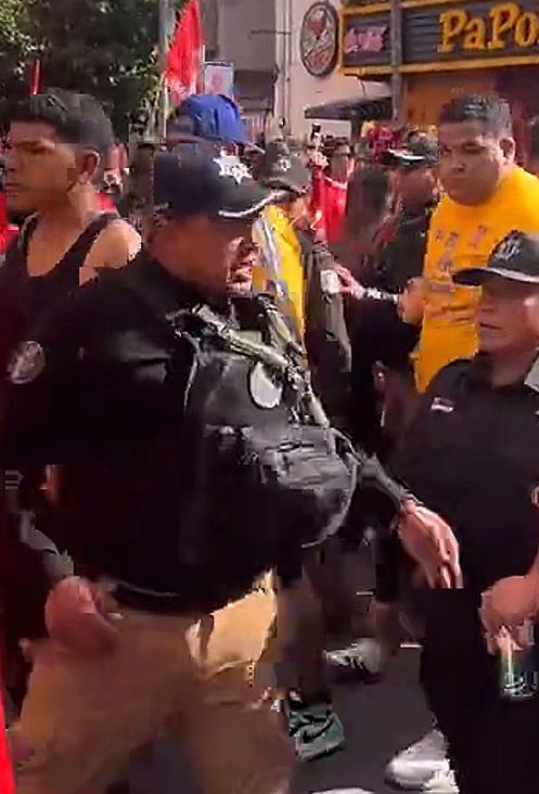 252COMS's tweet photo. Aun evidente agresión de policía @TolucaGob vs un aficionado durante partido @TolucaFC vs @TigresOficial, se iniciara una investigación sobre posibles responsabilidades #policía.  La corporación ha sido señalada por @CODHEM por transgredir #derechoshumanos 

@corro_herrera https://t.co/ceGULinaW8
