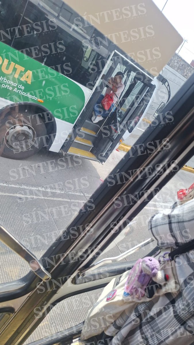 sintesisweb's tweet photo. Choque entre una unidad del RUTA y dos automóviles particulares sobre el puente de San José. Los pasajeros fueron desalojados de la unidad y esperan un vehículo de transbordo. Tomen precauciones en la zona. #Puebla⚠️ https://t.co/UIO33UCTwr