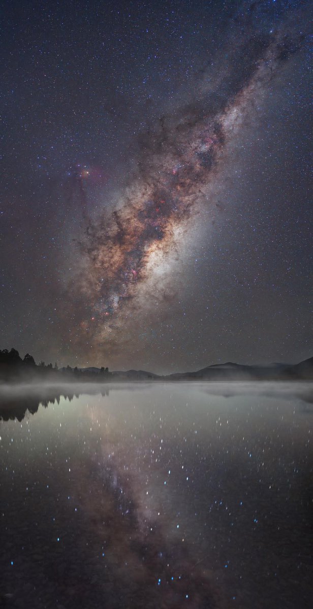 SystSolaire's tweet photo. Après mes expériences en Bolivie et en Nouvelle-Zélande, retourner en Europe avec sa foule et son ciel pollué s'annonce compliqué. La Nouvelle-Zélande offre un spectacle nocturne magnifique, et la nuit est particulièrement claire.

📸 +Texte : @OllieTPhoto https://t.co/2rXLE9C4r9
