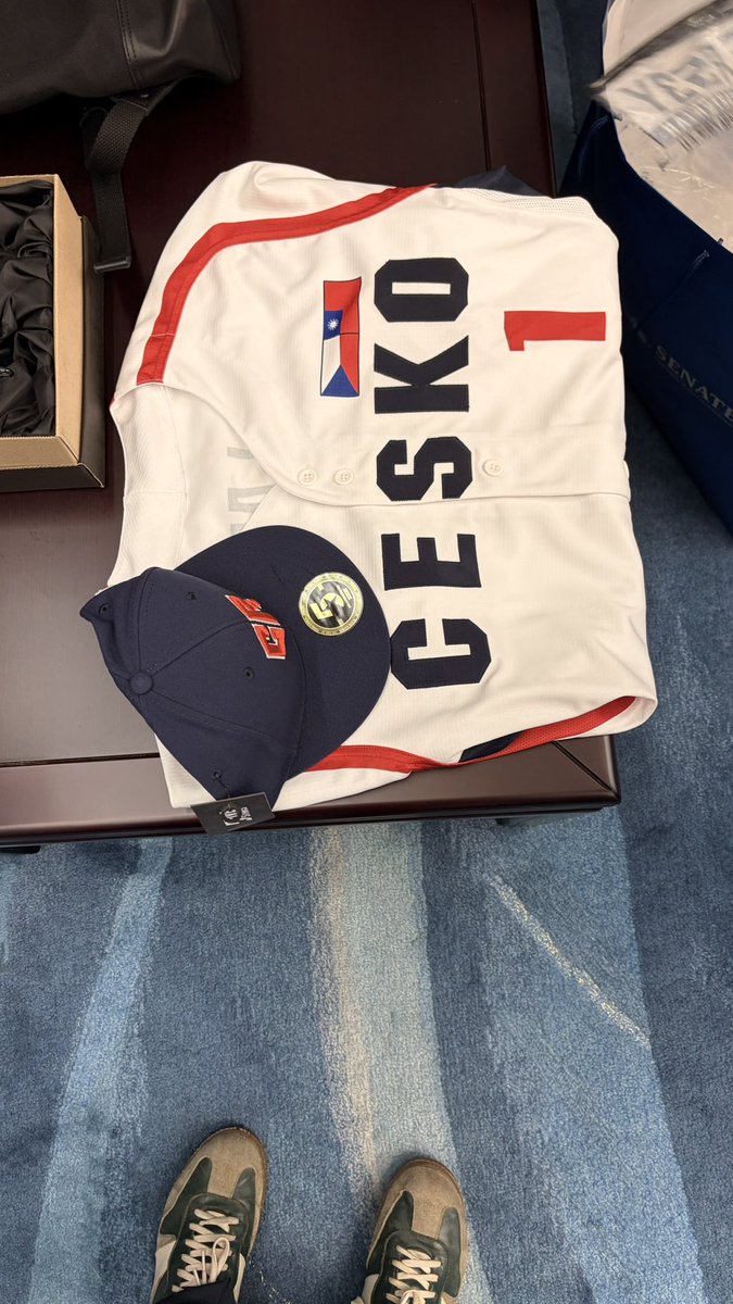 Jiri_Chabera's tweet photo. K batohu měl samozřejmě i další dary. Prezidentovi třeba dal český baseballový dres. Laiovi se tak líbil, že Vystrčila rovnou pozval na večerní zápas. https://t.co/SbLznhSTO7