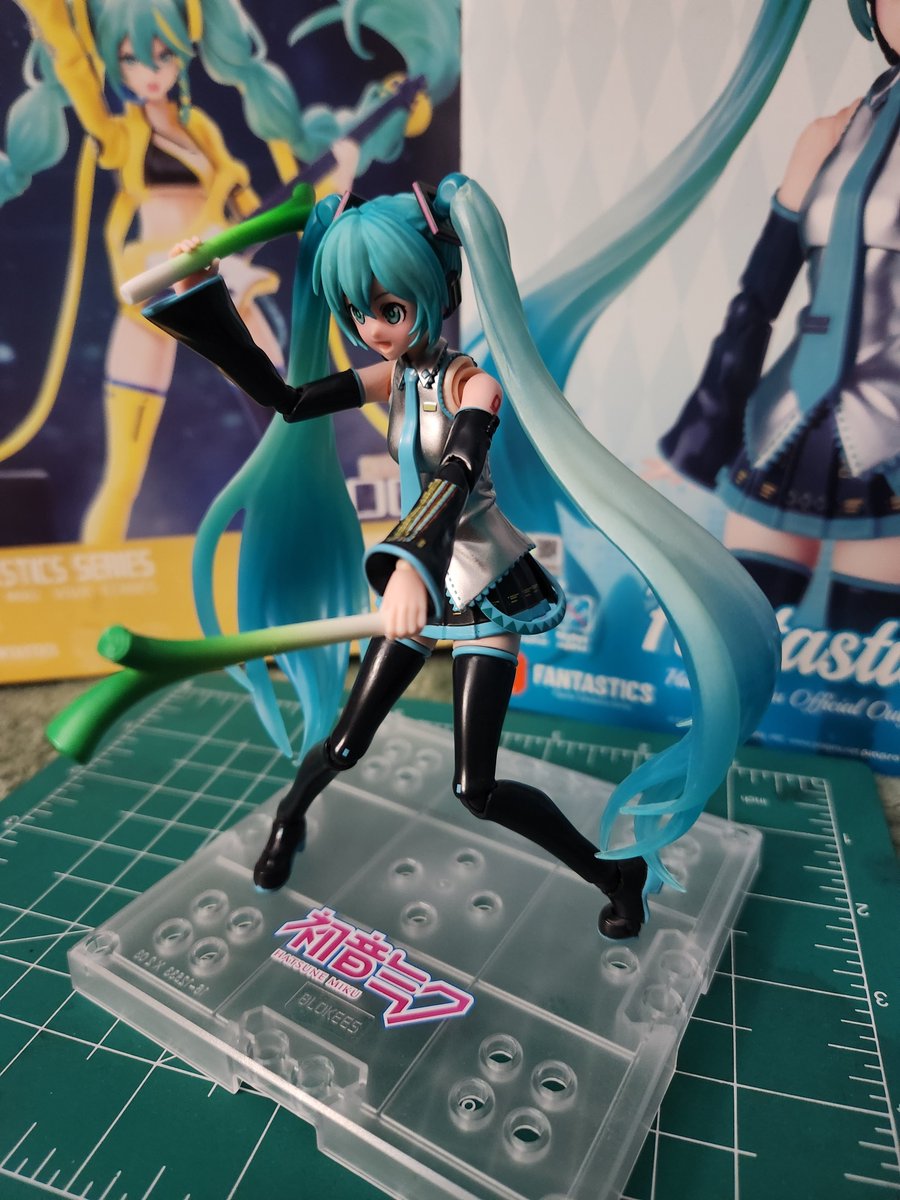 _techvela's tweet photo. Her bigass hair makes it hard to keep her balanced without a stand https://t.co/eXbEzE1HVc