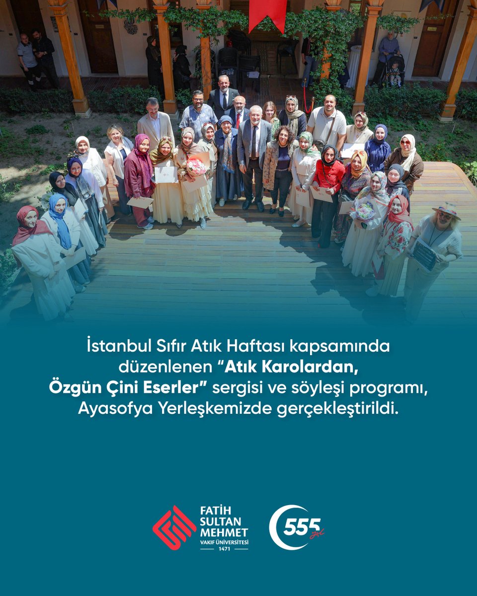 fsmvu's tweet photo. ♻️ Sanat, sürdürülebilirlik ve çevre bilinci Ayasofya Yerleşkemizde buluştu.

İstanbul Sıfır Atık Haftası kapsamında düzenlenen “Atık Karolardan, Özgün Çini Eserler” sergisi ve söyleşi programı, İstanbul Vali Yardımcısı Cengiz Karabulut, Çevre, Şehircilik ve İklim Değişikliği İstanbul İl Müdürü Dr. M. Ejder Batur, akademisyenler ve öğrencilerin katılımıyla gerçekleştirildi.

Programda, Çevre, Şehircilik ve İklim Değişikliği İstanbul İl Müdürlüğü tarafından Üniversitemizin Sıfır Atık Belgesi, Rektör Yardımcımız Prof. Dr. Saadetdin Herdem’e takdim edildi.

“Atık Değerlendirmesi” başlıklı söyleşide, atık yönetimi ve sürdürülebilirlik uygulamaları, sanatın çevresel farkındalık oluşturmadaki rolü, atık malzemelerin estetik ve kültürel değere dönüşüm süreçleri ile geri dönüşümün toplumsal etkileri ele alındı.