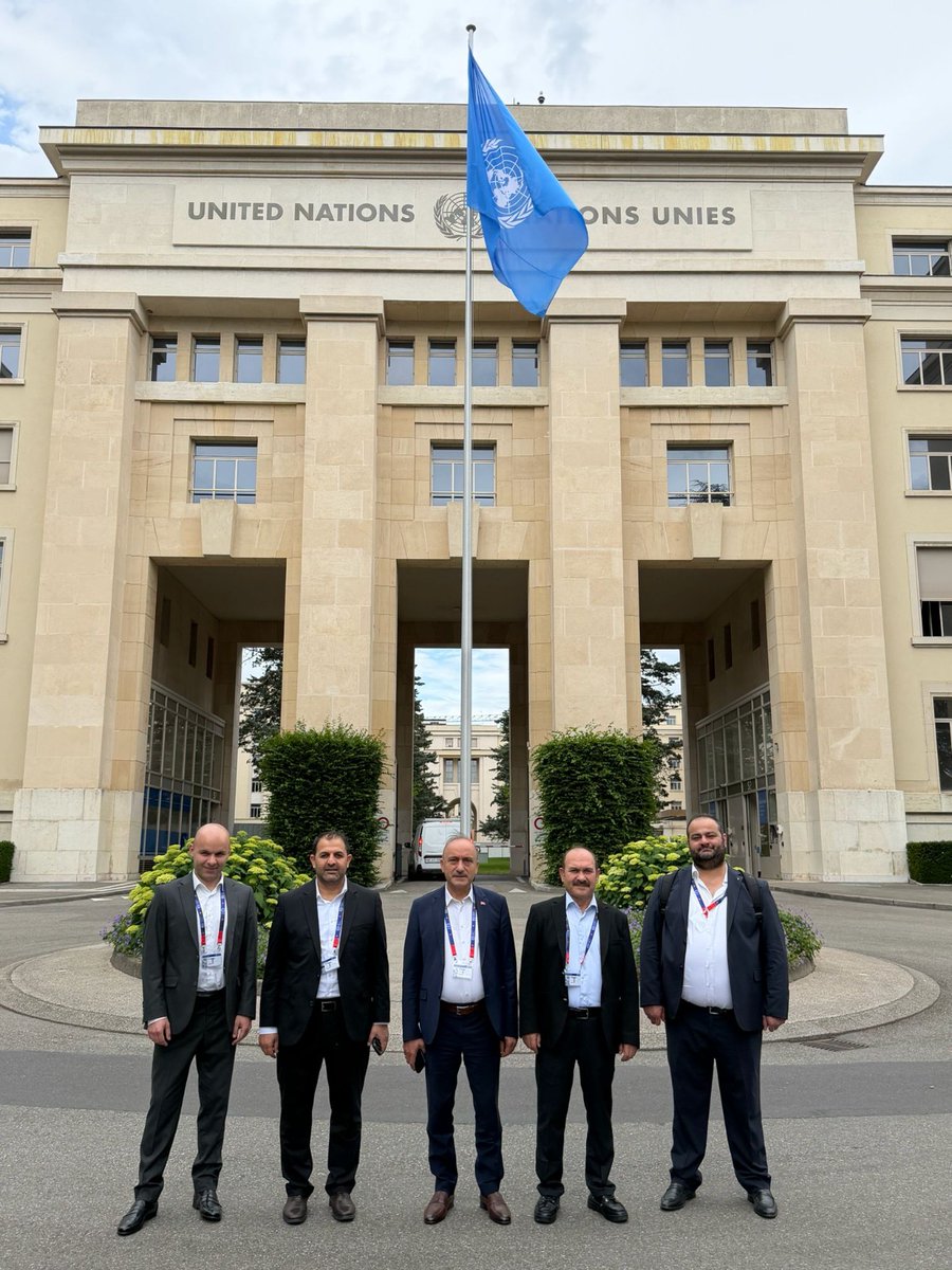 devletsert's tweet photo. İsviçre’nin Cenevre kentinde, Uluslararası Çalışma Örgütü (ILO) tarafından düzenlenen 114. Uluslararası Çalışma Konferansı’na HAK-İŞ Konfederasyonumuz ve Öz Sağlık-İş Sendikamız adına katılım sağladık.

187 ülkeden işçi, işveren ve hükümet temsilcilerini bir araya getiren bu önemli konferansta ülkemizi, HAK-İŞ’i ve Öz Sağlık-İş Sendikamızı temsil etmekten büyük memnuniyet duyuyoruz.

Çalışanların haklarının korunması ve geliştirilmesine yönelik uluslararası çalışmaları yakından takip ediyor; konferans kapsamında ortaya konulan görüş, öneri ve değerlendirmelerin çalışma hayatına önemli katkılar sunacağına inanıyoruz.

Emek dünyasının ortak sorunlarının ele alındığı bu önemli platformda, dünyanın farklı ülkelerinden gelen heyetlerle bir araya gelerek çalışma hayatı ve endüstriyel ilişkiler alanında görüş alışverişinde bulunmayı son derece kıymetli buluyoruz.

Bu değerli organizasyonun gerçekleştirilmesinde emeği geçen başta ILO olmak üzere tüm paydaşlara teşekkür ediyor, konferansın küresel çalışma hayatına ve sosyal diyaloğun güçlenmesine katkı sağlamasını temenni ediyorum.