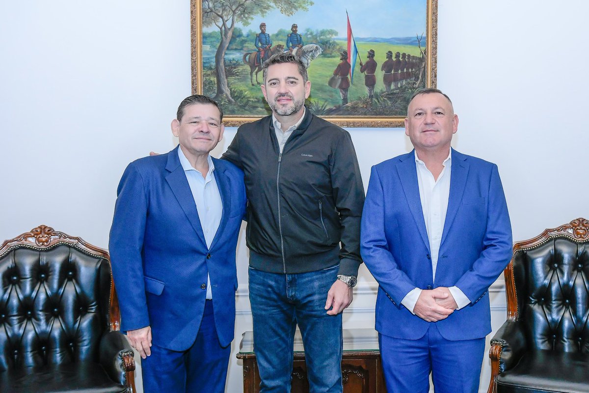 AllianaPedro's tweet photo. Excelente noticia para mí querida Pilar
Nos reunimos con Francisco Ruíz Díaz @IndertPy y el gobernador Víctor H. Fornerón para coordinar la construcción de un espacio recreativo de 3 ha. en Pilar. El INDERT transferirá el inmueble para esta obra de USD 5 millones de inversión. https://t.co/V3sOBH9lZM