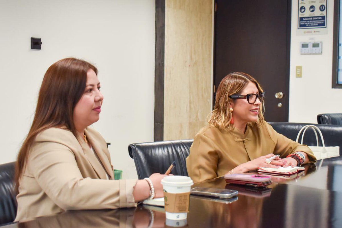 ConocerMx's tweet photo. Uniendo esfuerzos🫱🏻‍🫲🏻 con Marisol Silva García, Gerente de Capacitación, Desempeño y Servicios al Personal de @Pemex, revisamos los EC del sector petrolífero que ofrecerán nuevas oportunidades de certificación para quienes contribuyen diariamente al desarrollo de áreas estratégicas para México.📷