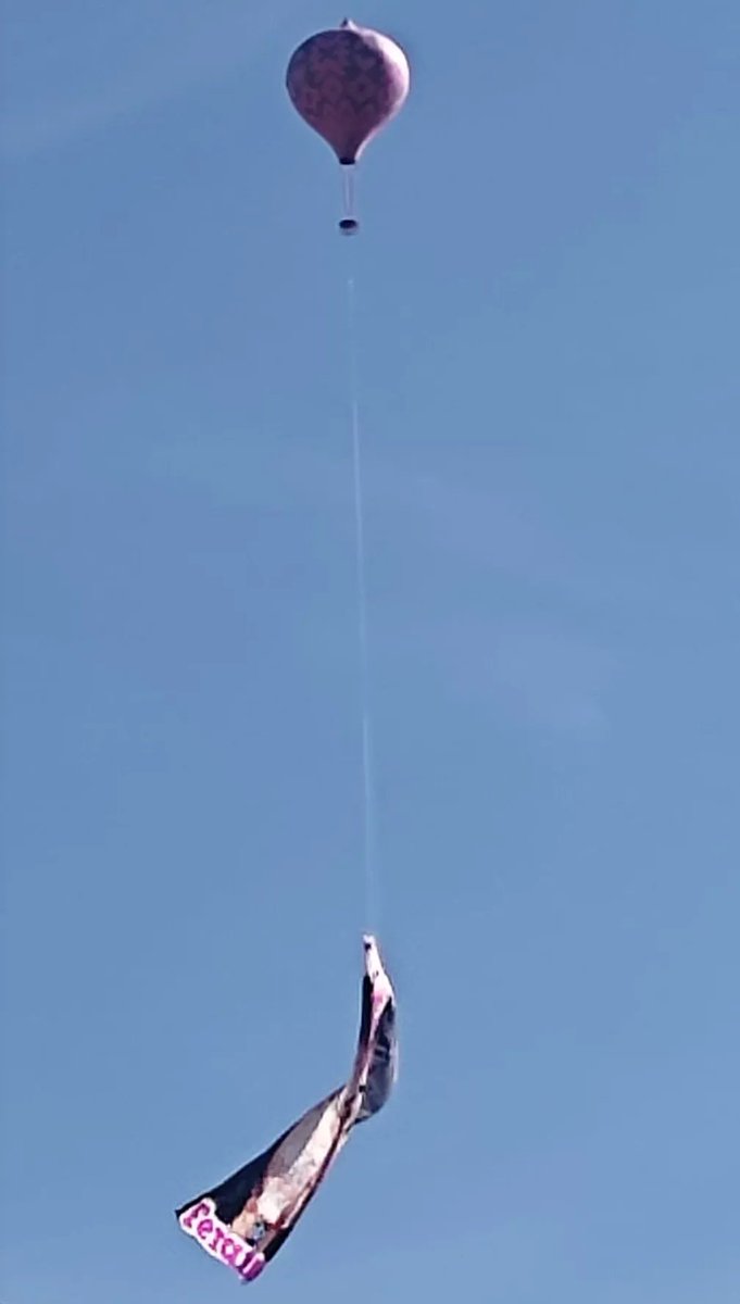 DimeHansson's tweet photo. @HeyAlviVerde é um balão com uma bandeira https://t.co/qjD3vt15ca