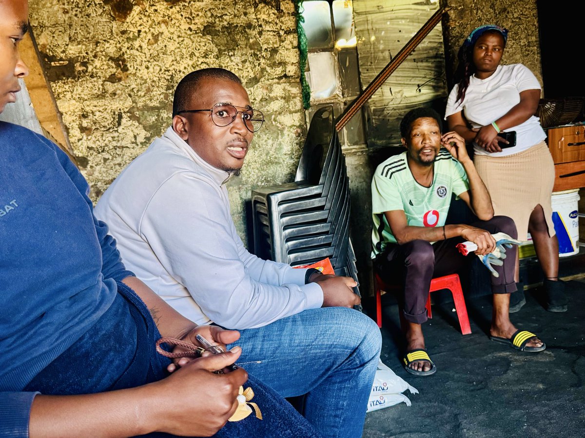 Ntuthuzelotsik's tweet photo. We paid our homage visit to the Arries family who lost their daughter brutally murdered and raped. @GautengANC @MYANC @EkurhuleniANC @SABCNews @eNCA https://t.co/TisczrKAZu
