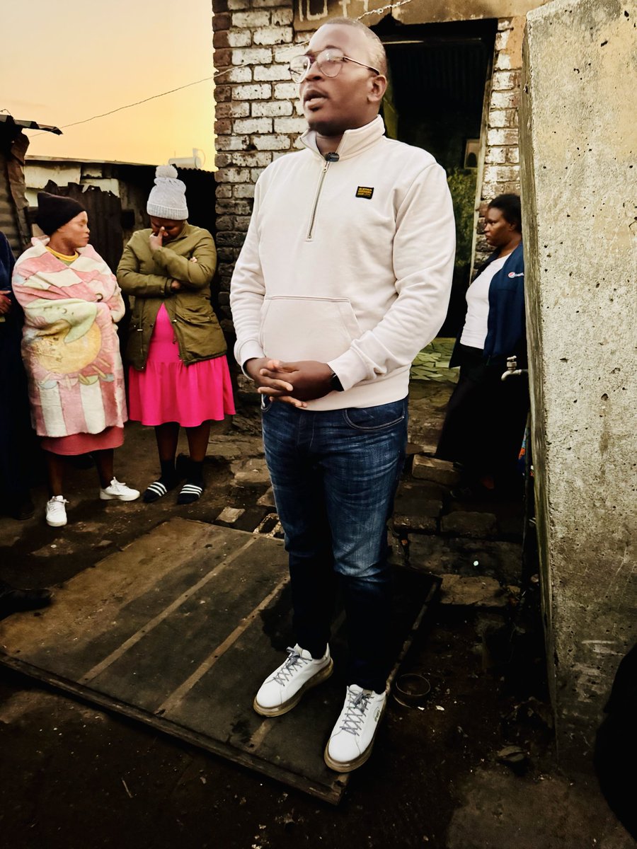 Ntuthuzelotsik's tweet photo. We paid our homage visit to the Arries family who lost their daughter brutally murdered and raped. @GautengANC @MYANC @EkurhuleniANC @SABCNews @eNCA https://t.co/TisczrKAZu
