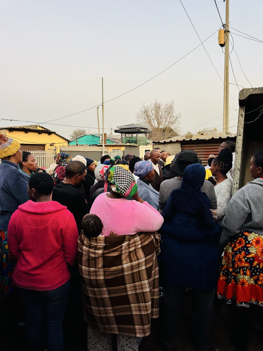 Ntuthuzelotsik's tweet photo. We paid our homage visit to the Arries family who lost their daughter brutally murdered and raped. @GautengANC @MYANC @EkurhuleniANC @SABCNews @eNCA https://t.co/TisczrKAZu