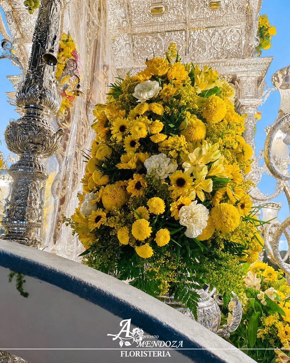 FloristaMendoza's tweet photo. #ROCÍO2026 | @RociodeTomares 

En tonos amarillos, la carreta del Rocío de Tomares regresó de su romería.

#AntonioMendoza #Floristería #Sevilla https://t.co/HMZLUl9YJT