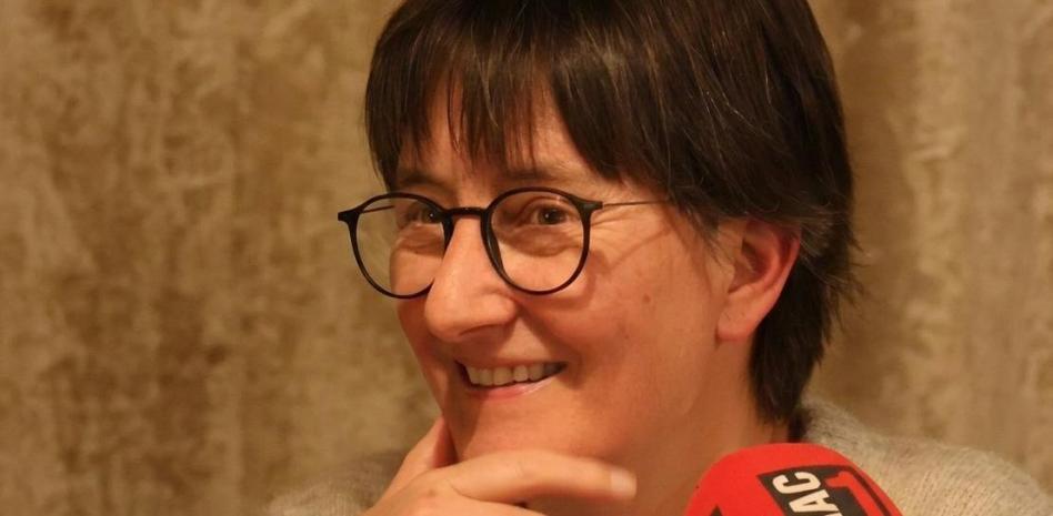 XCatalunya's tweet photo. Mònica Glaenzel, l'Emma de Plats Bruts, ha cobrat 50 euros en tot l'any per les reposicions de la sèrie més emblemàtica de la televisió catalana.

Ho va explicar ella mateixa en una entrevista: les reposicions de Plats Bruts s'emeten any rere any, la gent la veu constantment a la pantalla, i el que ha ingressat per aquests drets durant l'últim any són 50 euros en total.

I aquí ve la part que fa mal de debò: els mateixos que reposen la sèrie una vegada i una altra són els que durant anys li han dit que no la podien contractar per altres projectes perquè la recorden massa a l'Emma. 

La fan servir per omplir graella, en treuen audiència, i alhora la condemnen a no treballar en res més. Tot per 50 euros l'any.

Una actriu icònica, un personatge que forma part de la memòria col·lectiva del país, i un xec anual que no arriba per un sopar.

A la Newsletter d'Antiburocràcia Catalunya parlem de temes legals i fiscals però també expliquem històries com aquesta i connectem els dos mons. Al primer comentari et deixo l'enllaç on apuntar-t'hi de franc
