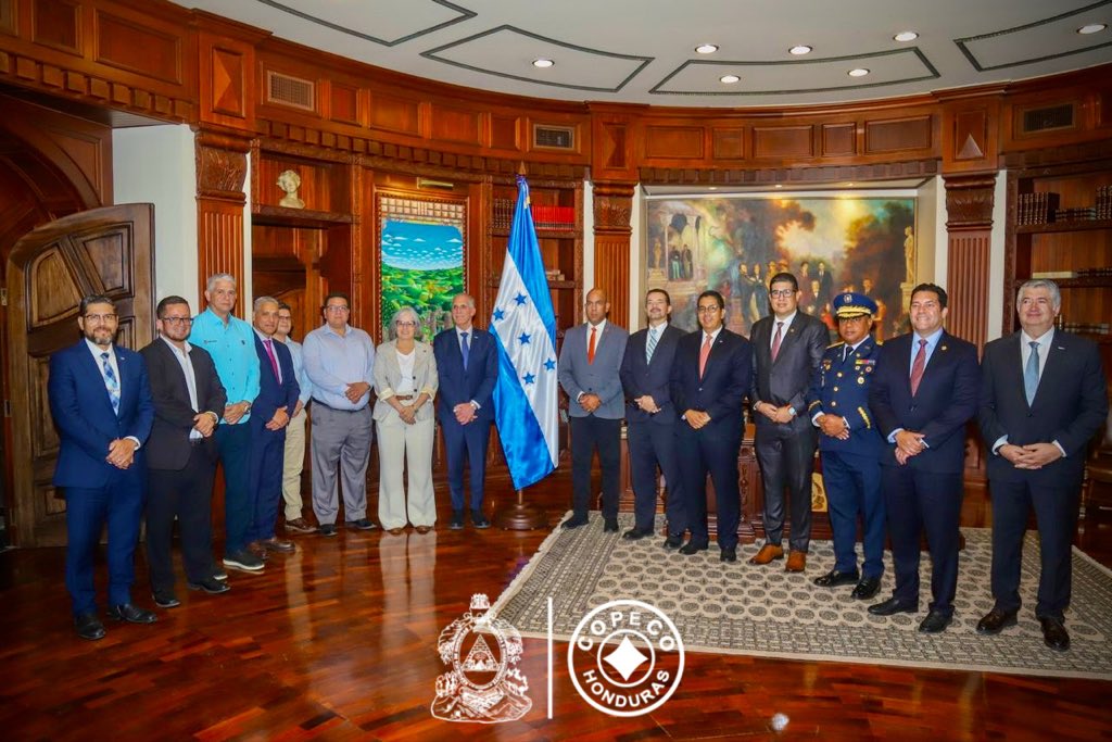 copecogob's tweet photo. 🌎🤝 Invertir en la gestión integral del riesgo, es salvar más vidas

Representantes de los países miembros del CEPREDENAC conocieron de primera mano los avances que Honduras impulsa en materia de gestión integral del riesgo, durante un encuentro encabezado por el presidente Nasry Asfura, junto al ministro de COPECO, Reinaldo Sánchez, y el alcalde del Distrito Central, Juan Diego Zelaya.

Como muestra de reconocimiento a su liderazgo e interés por fortalecer la gestión integral del riesgo, representantes de SINAPROC de Panamá y CONRED de Guatemala entregaron al presidente Nasry Asfura sus pines institucionales, destacando su conocimiento de la temática y su compromiso con una visión preventiva y anticipatoria para la protección de la población.

La jornada permitió fortalecer una visión regional orientada a la prevención, la resiliencia y la reducción de vulnerabilidades, posicionando la gestión del riesgo como una prioridad para el desarrollo y la protección de nuestras comunidades. @titoasfura @ReinaldoHN @juandiegozelaya @CEPREDENAC @hnpresidencia 

#COPECO #GestiónDelRiesgo #CEPREDENAC #Prevención #Resiliencia #Honduras
