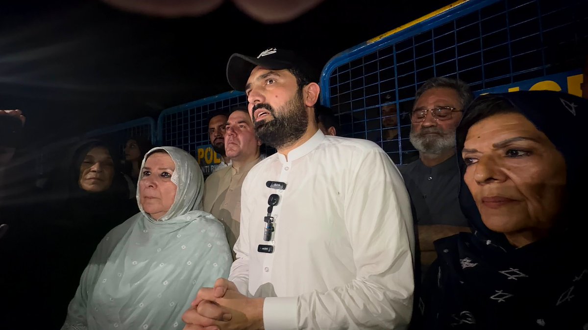 layibaatariq's tweet photo. وزیراعلیٰ خیبرپختونخوا محمد سہیل خان آفریدی عمران خان کی بہنوں، فیملی ممبرز اور پارلیمینٹیرینز کے ہمراہ آڈیالہ جیل کے باہر موجود ہیں. عدالتی احکامات کے باوجود عمران خان کی فیملی کی ملاقات نہیں کروائی گئی. https://t.co/T3Q933dlAS