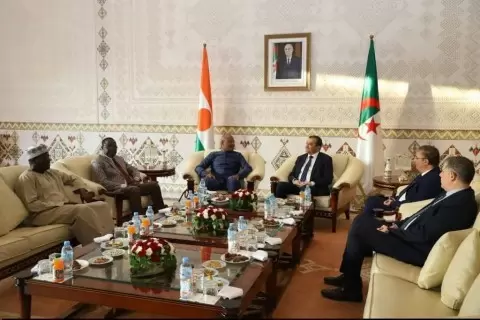 PdeRNiger's tweet photo. COOPÉRATION ÉNERGÉTIQUE : LE MINISTRE NIGÉRIEN DU PÉTROLE ACCUEILLI À ALGER https://t.co/neFS5e20aW