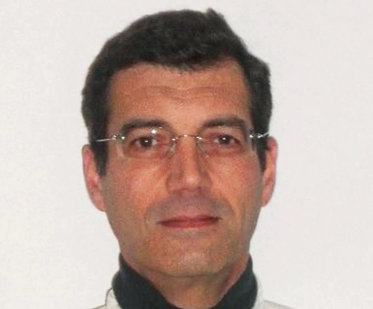 Brevesdepresse's tweet photo. 🔴🇫🇷INFO - Selon Ouest-France, Xavier Dupont de #Ligonnès pourrait être derrière l’utilisateur « Epsilon », un profil actif sur un forum catholique utilisé jusqu’en 2017, soit 6 ans après la tuerie de #Nantes. Le quotidien évoque notamment une référence à des personnages bibliques dont l'immense majorité des catholiques n'ont jamais entendu parler : Baescha, Jojakin et Achazia. Il s'agit de 3 rois de l'Ancien Testament que celui qui est aujourd’hui l’homme le plus recherché de France avait déjà mentionnés dans une lettre de 2008 pour souligner des contradictions et des « erreurs » de chronologie présents dans la Bible. « Epsilon » est le seul utilisateur en 15 ans à avoir jamais mentionné ces noms sur le forum. Pour avancer cette théorie, le journal a également analysé plusieurs centaines de messages grâce à la méthode OSINT (Open source intelligence), mais également avec l’aide d’un expert en stylométrie, une méthode d’analyse qui compare les habitudes d’écriture d’un auteur. Cette technique permet de comparer des messages et de pointer des ressemblances sur la syntaxe, la récurrence de certains termes, le vocabulaire, les tics d’écriture, la ponctuation, la façon d’argumenter… Il en ressort que le compte « Epsilon », présentent des similitudes formelles troublantes avec 2 comptes utilisés sur ce forum par le suspect de la tuerie [Chevy (depuis 2009) et LIGO (2010)], mais également avec des textes récupérés sur l’ordinateur personnel de #XDDL…