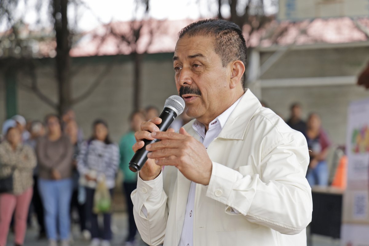 SeducEdoMex's tweet photo. ¡#SECTIEnTuComunidad está de vuelta en la Región de los Volcanes! 
📚 El Srio. Miguel Hernández Espejel regresó para cumplir a la Secundaria “Gabriela Mistral” y a las comunidades de aprendizaje de #Cocotitlán con:
🏫 Infraestructura
🪑 Mobiliario
💧 Sistemas de captación de agua https://t.co/mHbPK2IMzq