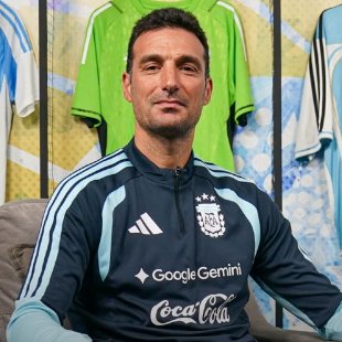 blog_formula1's tweet photo. ⭐️ LIONEL SCALONI: "É MUITO LINDO PODER ACOMPANHAR UM FIM DE SEMANA DE F1" ⭐️

Em entrevista ao Olé, Lionel Scaloni, técnico da Seleção Argentina, falou sobre a sua relação com o automobilismo e Franco Colapinto:

"Eu sempre gostei de automobilismo, a vida inteira. É incrível ter um piloto argentino na F1. Meu filho mais velho é fã dele, comprou tudo da Alpine e do Colapinto, ele me avisa dos horários das corridas, de tudo. Somos um país apaixonado por automobilismo, é muito lindo poder acompanhar um fim de semana de F1, acordar pra ver ele correr, ver as sprints, as classificações. É incrível.

Nesse ano Franco está com um carro melhor e ele está indo muito bem, isso é muito bom. Conheci ele na Bélgica no ano passado e ele é uma grande pessoa. Desejo todo o sucesso pra ele"